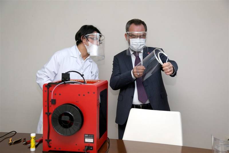 Türk Araştırmacılardan Sağlık Çalışanlarına ‘Ergonomik Siperlik ve Maske’ Desteği
